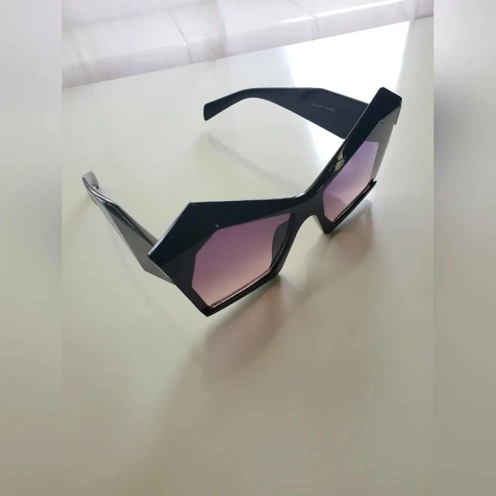 Stylish Black Geometric Sunglasses with Purple Lenses UV400 Protection